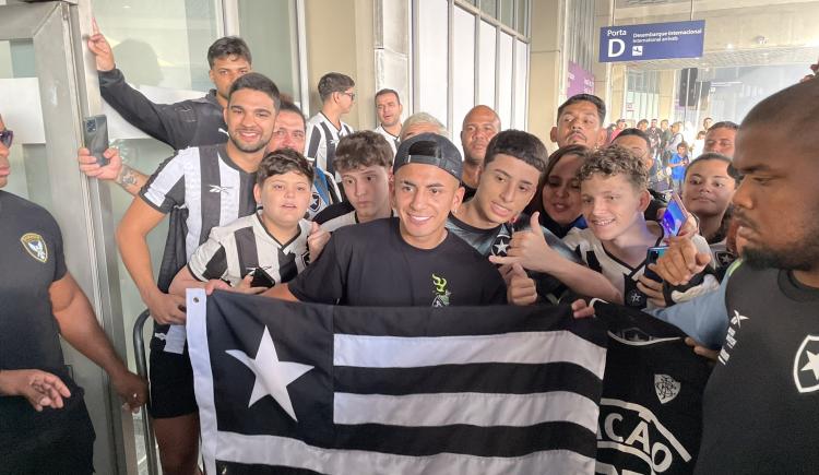 Imagen de Thiago Almada causó furor en su llegada a Río de Janeiro