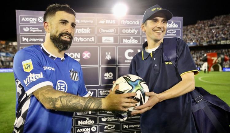Imagen de Correo Argentino se llevó la pelota firmada por la figura de ambas semifinales