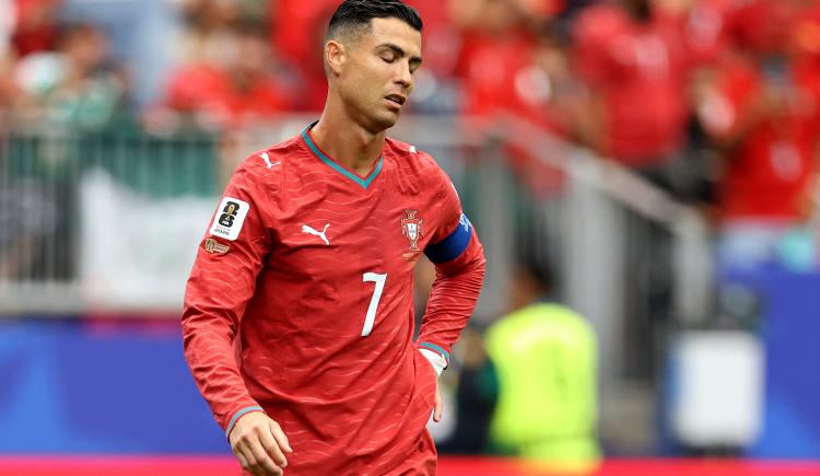 Imagen de El sexto Mundial de Cristiano Ronaldo comenzó con un problema en Houston