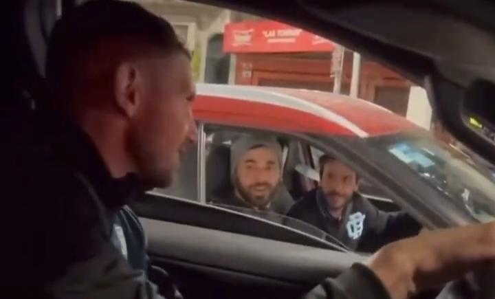 Imagen de El divertido momento de Maravilla Martínez con hinchas de Racing en un semáforo