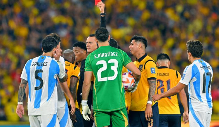 Imagen de Otamendi fue expulsado ante Ecuador y se perdería el debut de Argentina en el Mundial