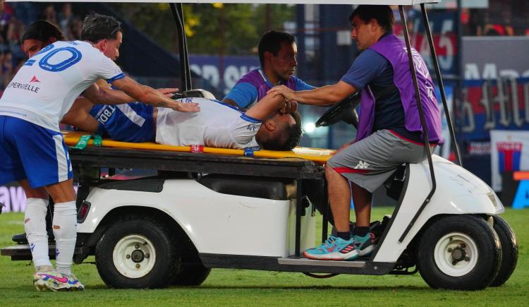 Imagen de Vélez confirmó el parte médico de Joaquín García, que sufrió una durísima lesión