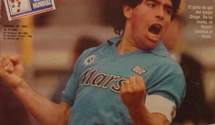 Imagen de 24 de Abril de 1990, Maradona arriba con el Napoli