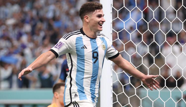 Imagen de Julián Álvarez: de las ganas de volver al país al "hay que olvidarse de lo que ya pasó"