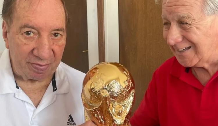 Imagen de La emotiva foto de Carlos Bilardo con la Copa del Mundo