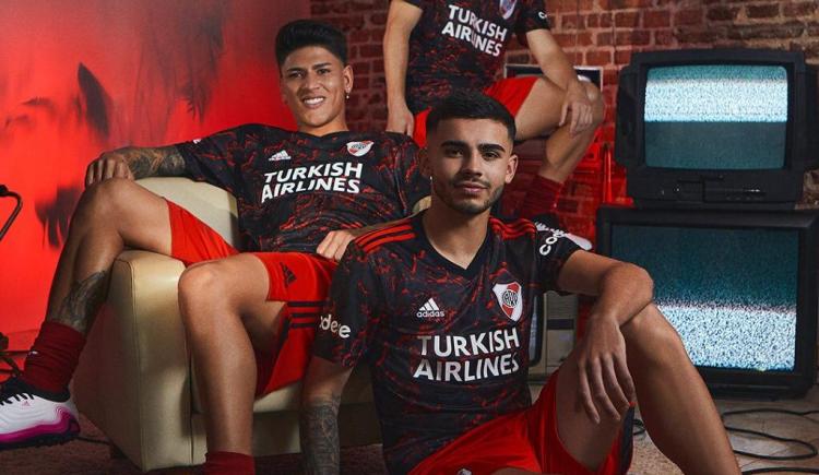 Imagen de RIVER ESTRENA CAMISETA EN SANTIAGO DEL ESTERO