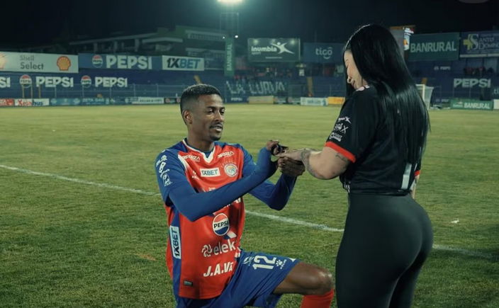 Imagen de El jugador de Primera que le propuso matrimonio a su novia en la cancha y se peleó tres días después