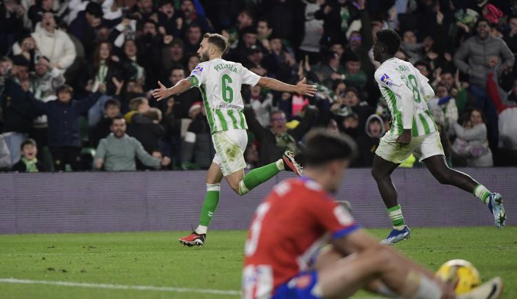 Imagen de Germán Pezzella amargó sobre la hora al líder Girona