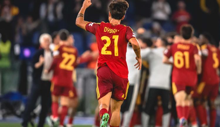 Imagen de Una nueva piedra en el camino: Paulo Dybala estira su baja en la Roma por lesión