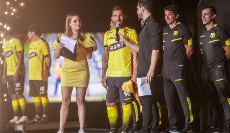 Imagen de MIRÁ EL RECIBIMIENTO Y LAS MEJORES JUGADAS DE CARLOS TEVEZ EN LA NOCHE AMARILLA