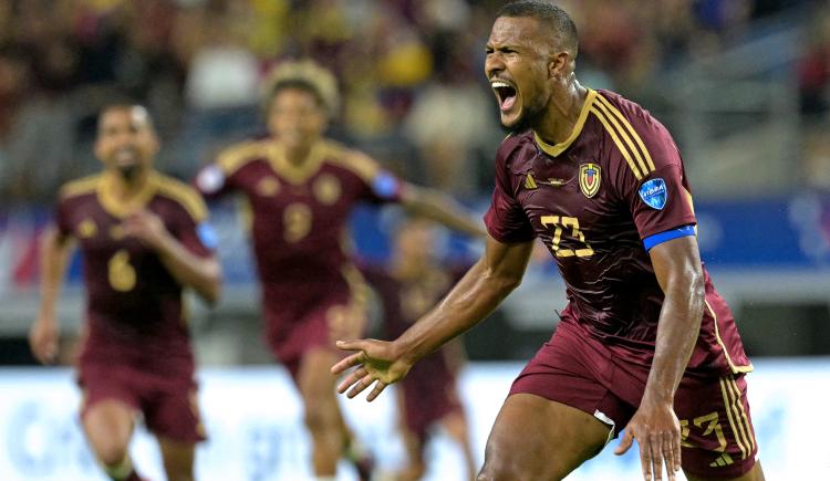Imagen de El golazo desde larga distancia de Salomón Rondón para empatar los cuartos de final de la Copa América