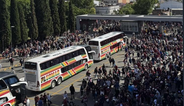 Imagen de Caravana granate rumbo a Asunción: el sueño de Lanús en la final de la Sudamericana