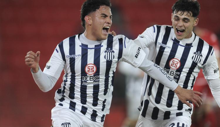 Imagen de Talleres le ganó a Huracán y postergó el festejo de River