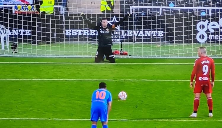 Imagen de ¡INSÓLITO! SE ARRODILLÓ PARA ATAJAR UN PENAL