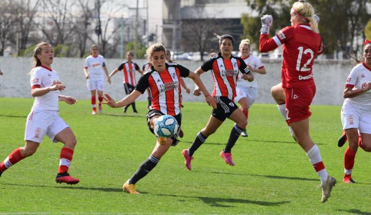 Imagen de FÚTBOL FEMENINO: RIVER GOLEÓ A HURACÁN