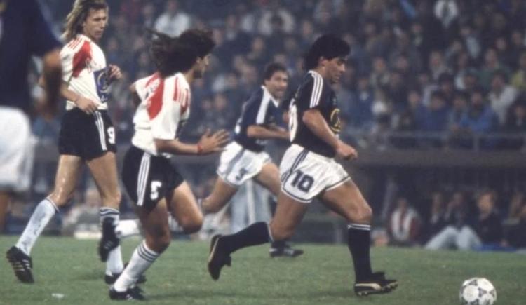 Imagen de El día que Maradona desoyó a la FIFA para ayudar a un amigo