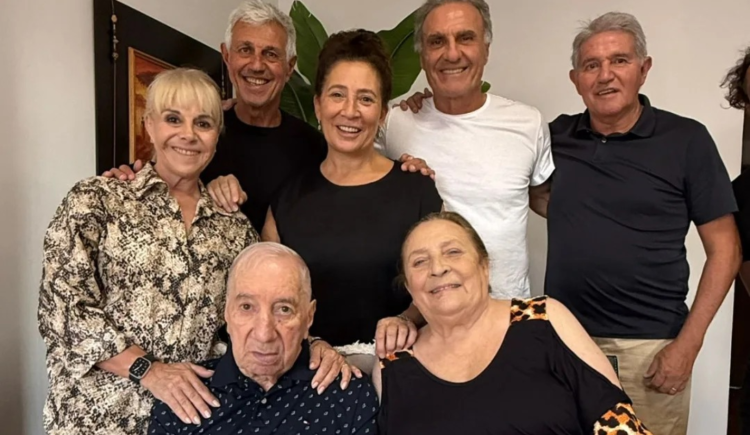 Imagen de Carlos Bilardo festejó sus 88 acompañado de tres campeones del mundo y Claudia Villafañe