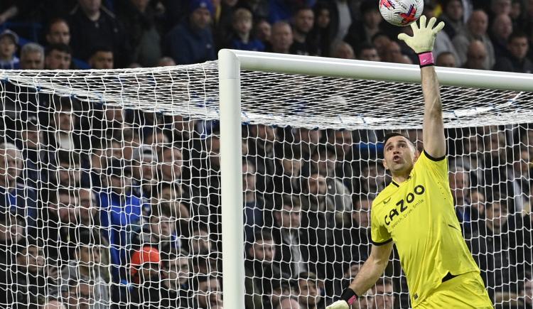 Imagen de Dibu Martínez la gran figura en la victoria de Aston Villa ante Chelsea