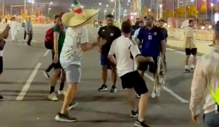 Imagen de Batalla campal entre hinchas de Argentina y México en las calles de Doha