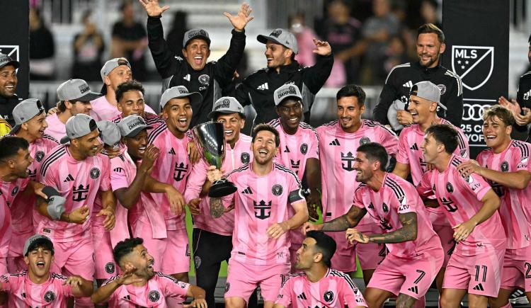 Imagen de Insultos con un argentino, asistencia 405 y otra copa levantada: así ganó Messi la Conferencia Este de la MLS