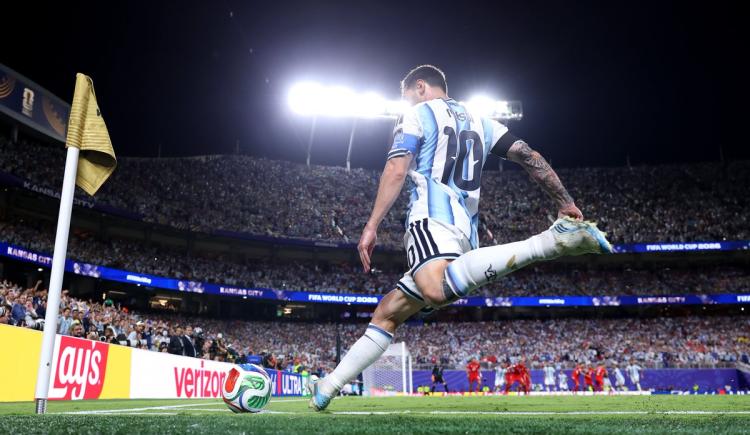 Imagen de El destino oculto de un tesoro: ¿Quién se quedó con la camiseta de Messi tras ganarle a Suiza?
