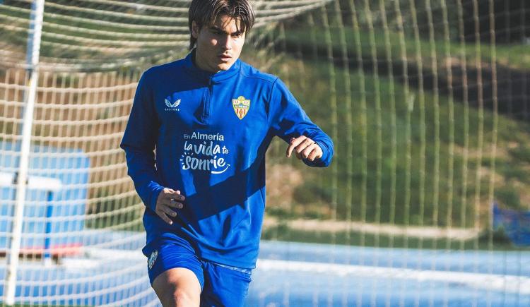 Imagen de Almería le ganó a Boca y presentó oficialmente a Luka Romero