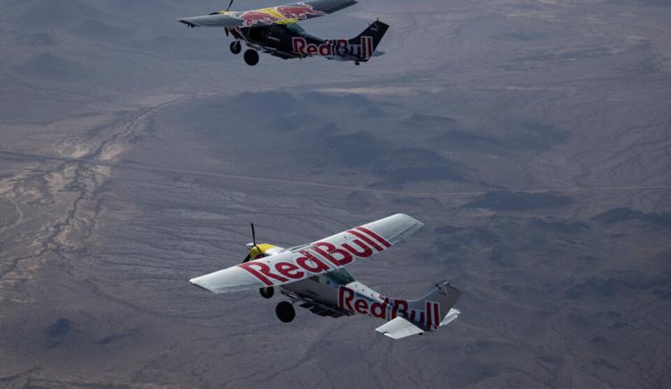 Imagen de Nuevo hito mundial en el deporte extremo: un piloto cambia de avión en pleno vuelo