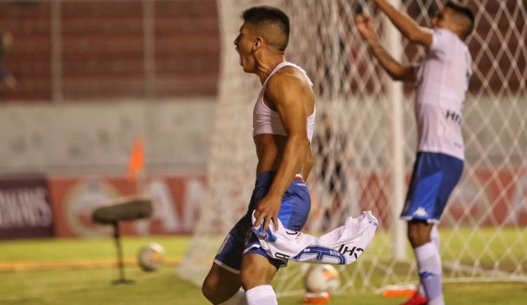 Imagen de Vélez avanzó en la Sudamericana en un final de película