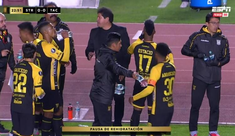 Imagen de La intimidad del campo al descubierto: de qué se trata la parada de rehidratación que comenzó a aplicarse en la Libertadores 2026