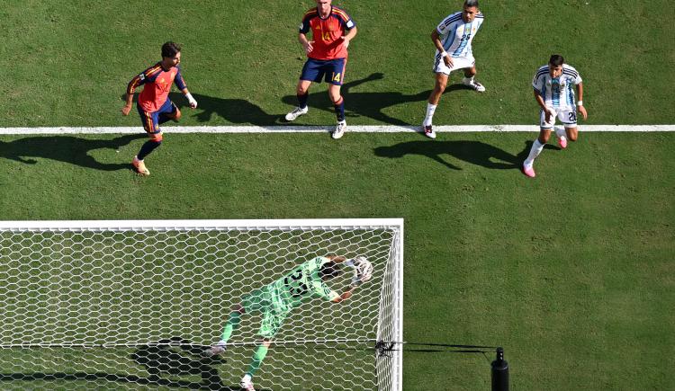Imagen de Las manos de la historia: Dibu Martínez batió el récord absoluto de atajadas en una final del Mundo