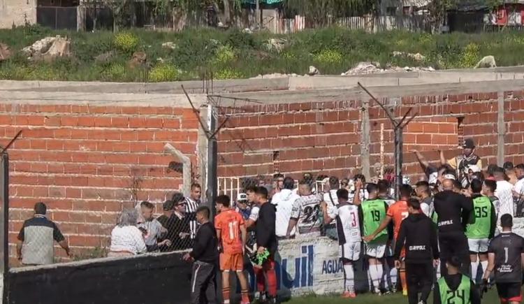 Imagen de Bochorno en el ascenso: se suspendió el clásico entre Claypole y Berazategui
