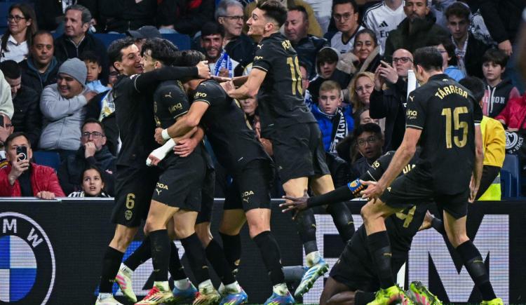 Imagen de Valencia dio el golpe en el Bernabéu y dejó la Liga de España al rojo vivo