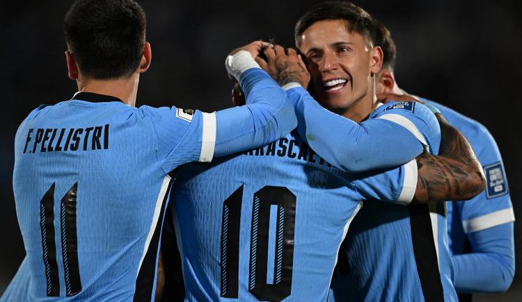 Imagen de En championes nos vamos al Mundial: la Uruguay de Bielsa goleó a Perú y se clasificó a la Copa del Mundo