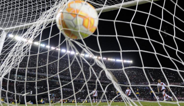 Imagen de 1-0 con gol de penal: los antecedentes del Superclásico