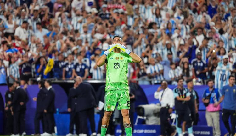 Imagen de Dibu Martínez palpitó el cruce con Inglaterra: su recuerdo a Maradona y su disfrute en las instancias finales