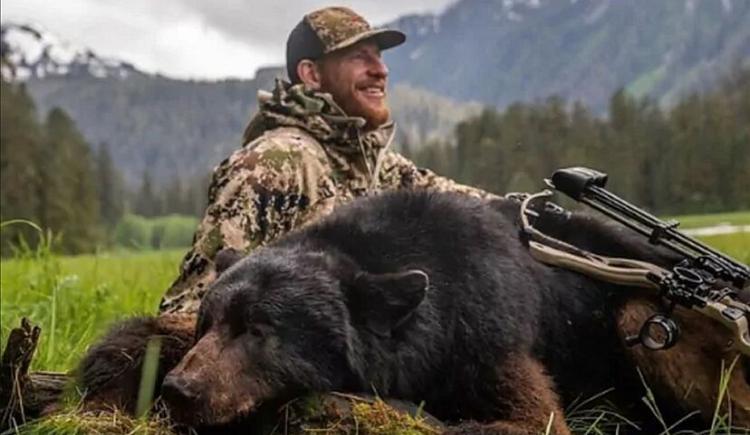 Imagen de Escándalo por la imagen de un jugador de la NFL junto al oso que mató