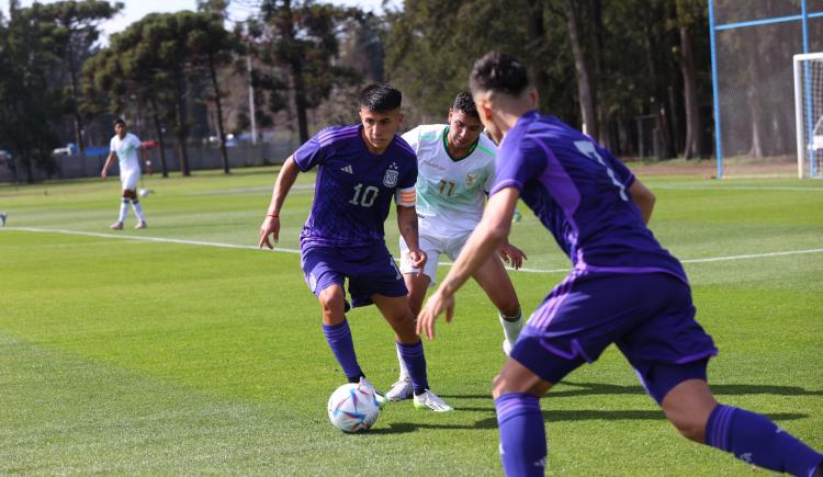 Imagen de El seleccionado argentino Sub 23 venció a Bolivia, con un invitado de lujo