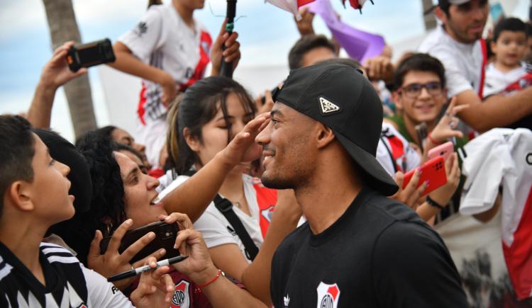 Imagen de River llegó a Santiago del Estero y revolucionó a los hinchas