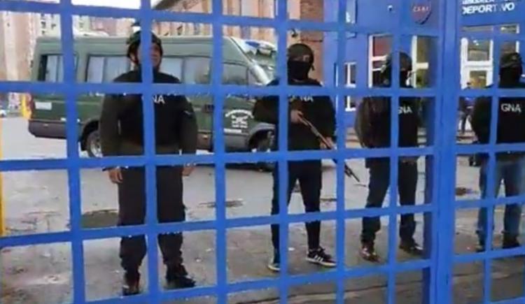 Imagen de Alerta en Boca: allanaron la Bombonera, Casa Amarilla y la casa del hermano de Riquelme