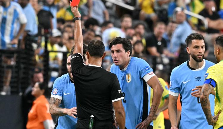 Imagen de La violenta infracción de Nández que dejó con diez a Uruguay