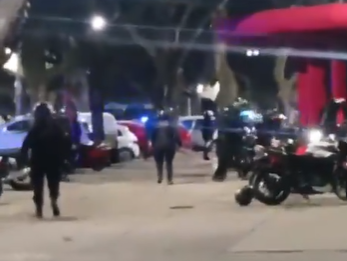 Imagen de Escándalo en Rosario: cruce con hinchas de Central, represión policial y fuerte comunicado de Newell’s