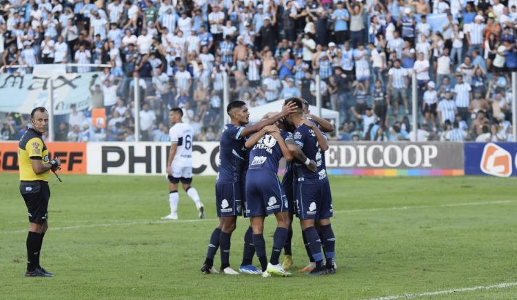 Imagen de Atlético Tucumán superó 3-2 a Gimnasia y ganó por primera vez en la Copa de la Liga