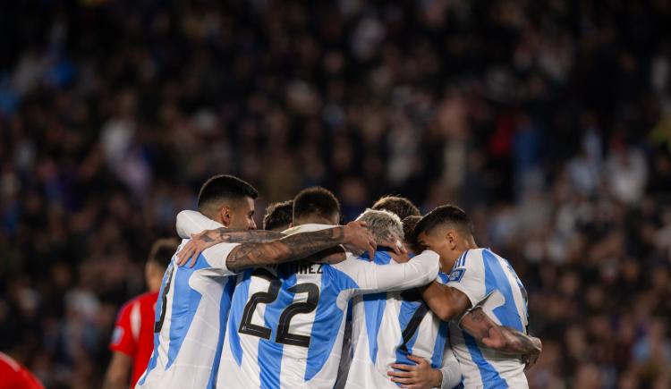 Imagen de El bicampeón está en la casa: Argentina goleó a Chile y sigue líder