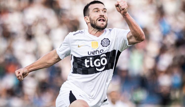 Imagen de Debut viral: Tim Payne marcó un golazo en su primer partido en Olimpia