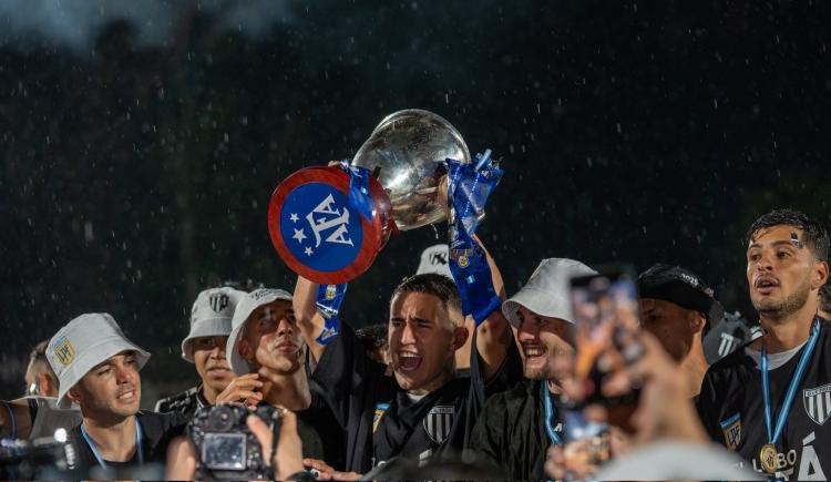 Imagen de Gimnasia de Mendoza celebró el ascenso a Primera y anunció quién será su técnico en la máxima categoría