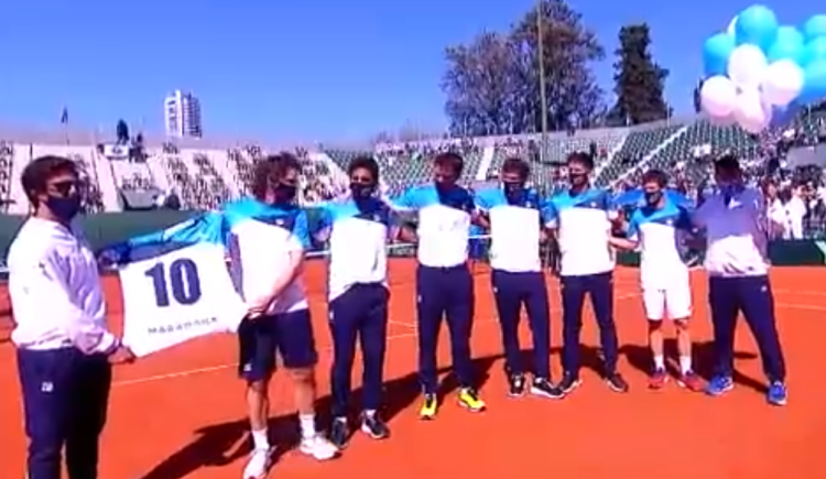 Imagen de COPA DAVIS: EL EQUIPO ARGENTINO HOMENAJEÓ A DIEGO MARADONA