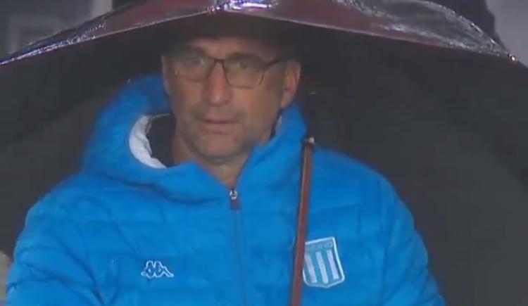 Imagen de PIZZI NO PUDO CONTROLAR SU PARAGUAS EN EL CLÁSICO ANTE INDEPENDIENTE