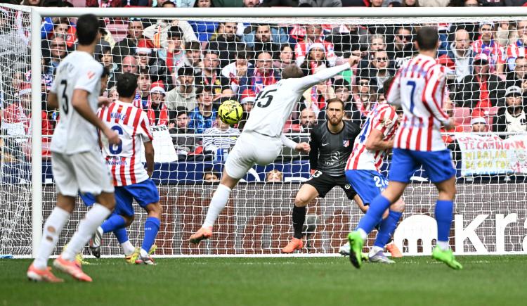 Imagen de El golazo de Lucas Beltrán no le alcanzó a Valencia: Victoria 2-1 del Atlético de Madrid de Simeone