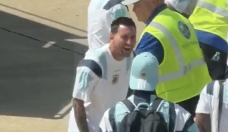 Imagen de Risas en el aeropuerto: Messi, a las carcajadas con lo que le sacaron a Cuti Romero de la valija