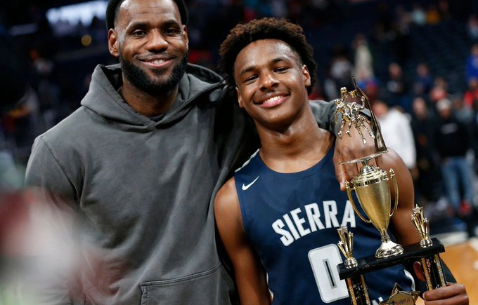 Imagen de LeBron James, en un difícil momento por la salud de su hijo